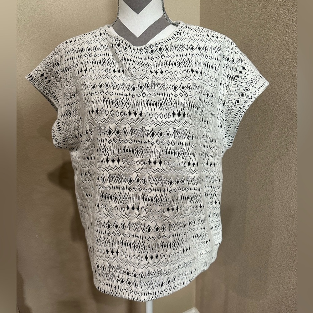 SEE AND BE SEEN Women’s Textured Top Black/White, EUC!